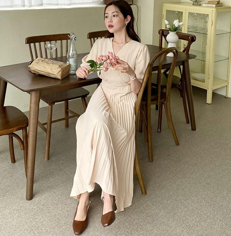 カシュクールリボンプリーツワンピース・全2色・t00806 レディース 【ops】韓国ファッション ワンピース ロング ロングワンピース 半袖 Vネック カシュクール リボン プリーツ ハーフパフスリーブ ロング丈 シンプル フェミニン カジュアル 夏 春 秋