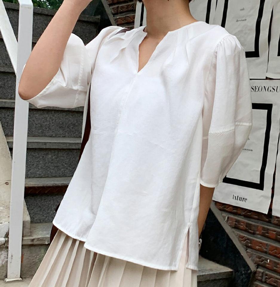 スリットネックパフブラウス・全3色・b67051 レディース 【bl】トップス ブラウス 半袖 ハーフスリーブ スリットネック パフ袖 パフスリーブ 単色 無地 シンプル 清楚 ギャザー タック きれいめ フェミニン 春 夏 韓国ファッション