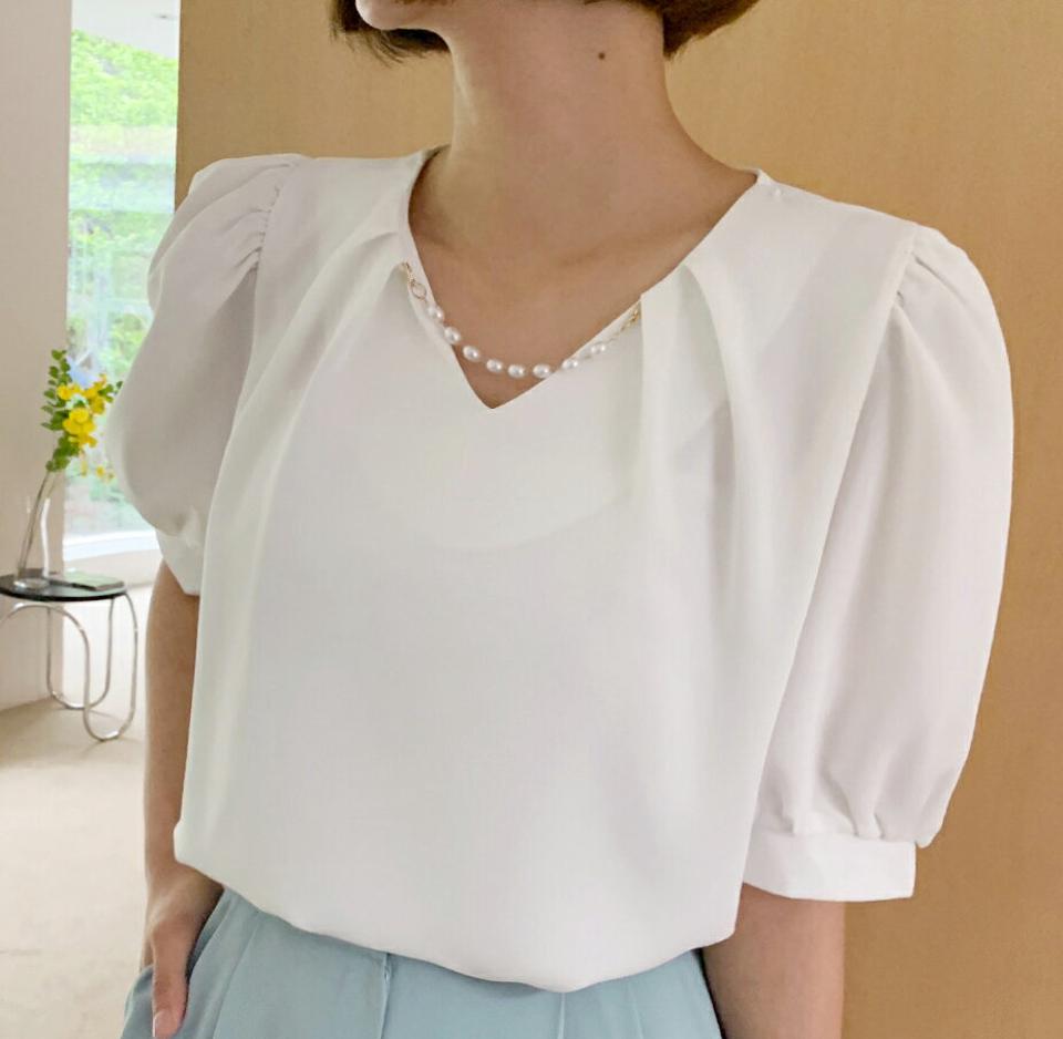 フェイクパールストラップ付ブラウス・全2色・b67053 レディース 【bl】トップス ブラウス 半袖 ハーフスリーブ パール フェミニン きれいめ 上品 ギャザー 単色 無地 シンプル オフィスカジュアル ピンク パフ袖 パフスリーブ 春 夏 韓国ファッション