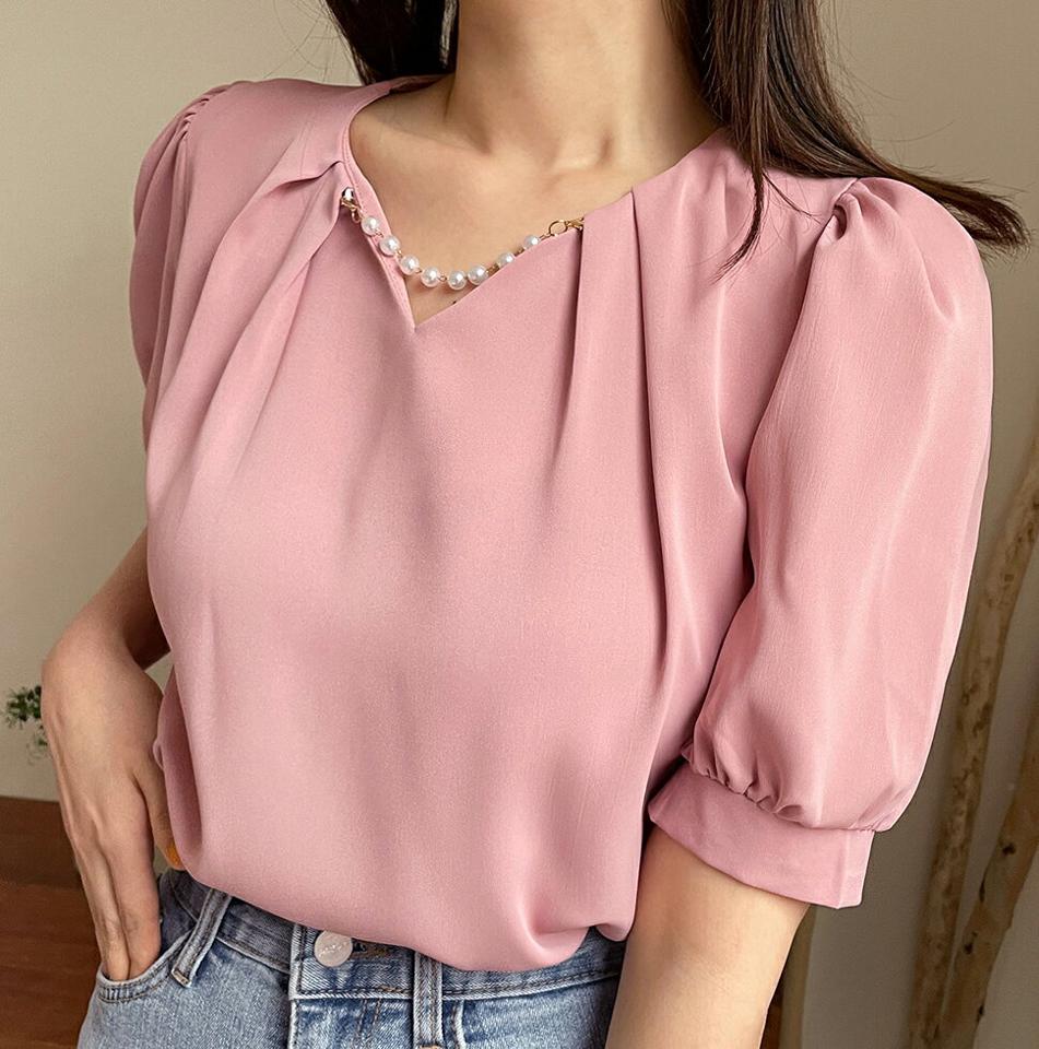 フェイクパールストラップ付ブラウス・全2色・b67053 レディース 【bl】トップス ブラウス 半袖 ハーフスリーブ パール フェミニン きれいめ 上品 ギャザー 単色 無地 シンプル オフィスカジュアル ピンク パフ袖 パフスリーブ 春 夏 韓国ファッション