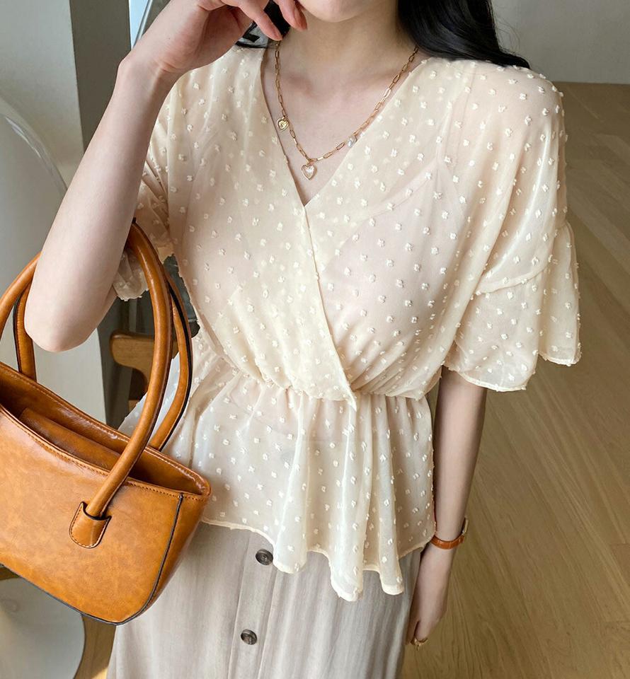 シフォンドットペプラムブラウス・全4色・t72238 レディース 【bl】ブラウス トップス 単色 ドット 柄 柄 模様 ペプラム フリル ウエストマーク Vネック 鎖骨 デコルテ 体型カバー 春 夏 パステル フェミニン 韓国ファッション ハイホリHIHOLLI