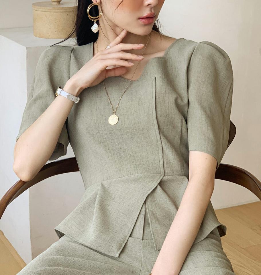 スリットパフブラウス・全3色・t72281 レディース 【bl】ブラウス トップス 単色 無地 シンプル 半袖 スリット パフスリーブ パフ袖 ウエストマーク 鎖骨 デコルテ 春 夏 大人っぽ 上品 フェミニン 韓国ファッション ハイホリHIHOLLI
