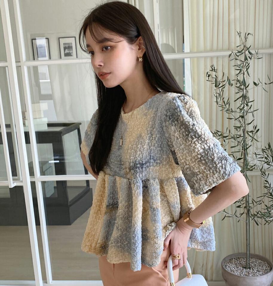 【10%OFF】エンボスタイダイブラウス・全2色・t00517 レディース 【bl】ブラウス トップス 半袖 柄 模様 タイダイ エンボス 体型カバー ユニーク ゆったり 単色 パステル 春 夏 上品 フェミニン きれいめ お腹カバー 韓国ファッション ハイホリHIHOLLI【HS】セール