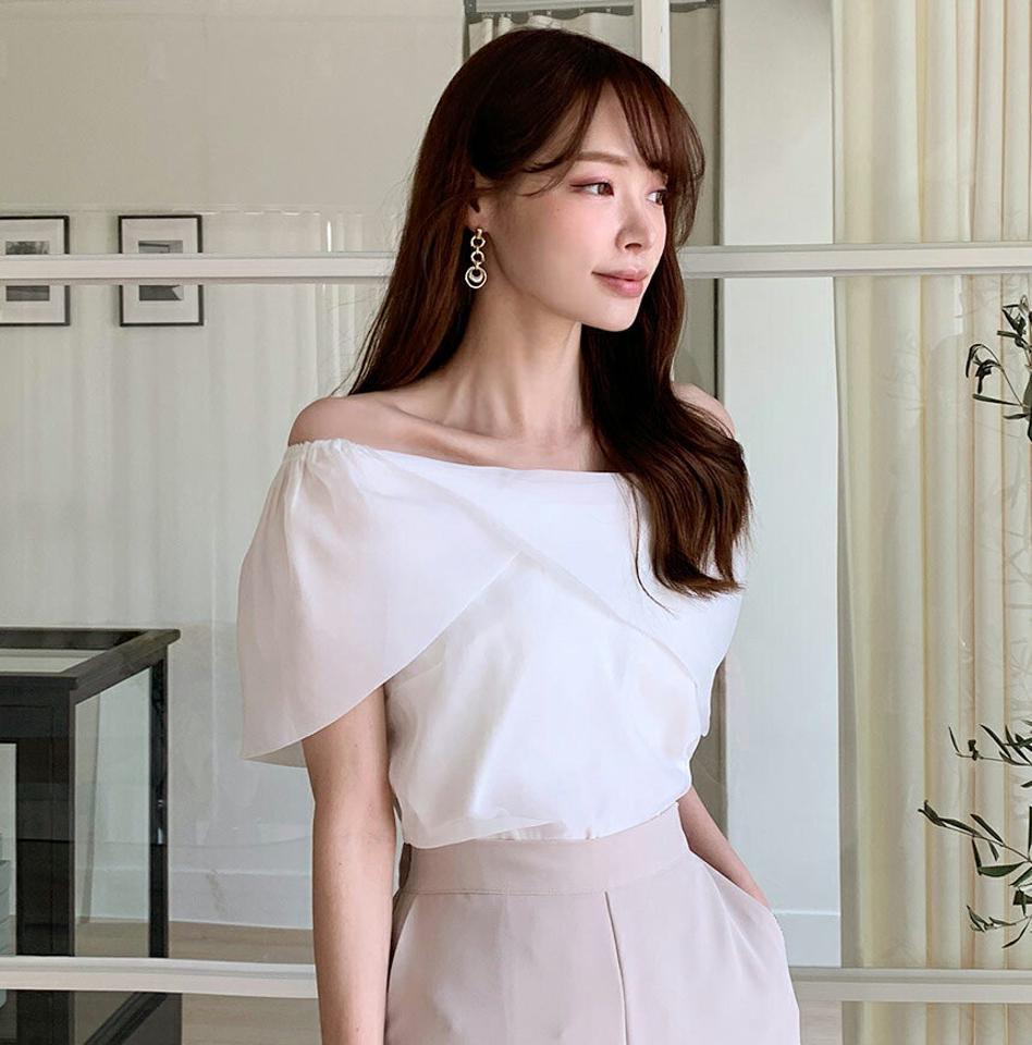 【スーパーセール特価】2WAYショルダーディテールブラウス・全2色・b00513 レディース 【bl】ブラウス トップス 単色 無地 シフォン オフショルダー 2WAY フェミニン 上品 大人っぽ 春 夏 半袖 きれいめ パステル 韓国ファッション ハイホリHIHOLLI