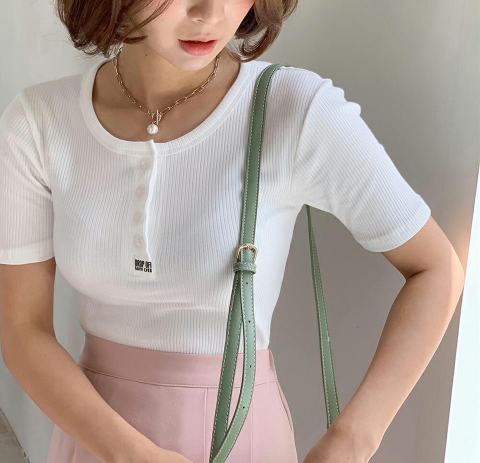 ロゴパッチヘンリーネックリブTシャツ・全5色・t66637 レディース 【tops】トップス Tシャツ 半袖 ボタン ヘンリーネック ロゴ カジュアル ラフ ワンポイント クロップド丈 リブ 春 夏 韓国ファッション