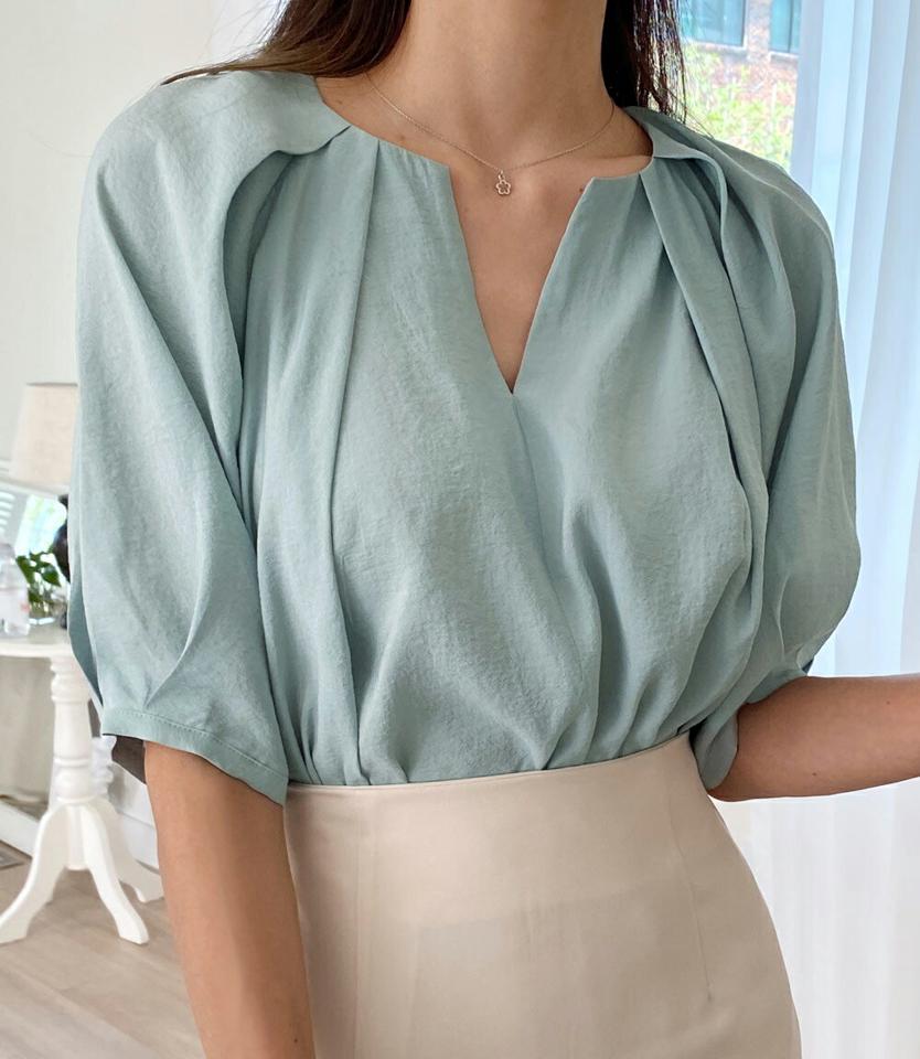 ネックスリット半袖ブラウス・全3色・b00591 レディース 【bl】トップス ブラウス 半袖 ハーフスリーブ ネックスリット 単色 無地 タック シンプル 大人 きれいめ 上品 オフィスカジュアル パフ袖 パフスリーブ 春 夏 韓国ファッション