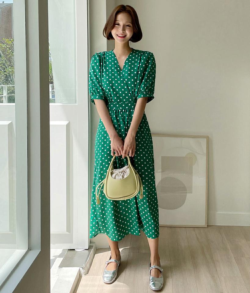 Vネックドットカシュクールワンピース・全2色・b00592 レディース 【ops】ワンピース ロング丈 ロングワンピース 半袖 パフ袖 パフスリーブ カシュクール ドット柄 かわいい 可愛い ガーリー 大人 春 夏 ギャザー 韓国ファッション 人気