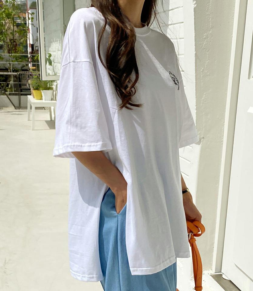 刺繍ロゴスリットTシャツ・全3色・t00586 レディース 【tops】トップス Tシャツ 半袖 ハーフスリーブ ロゴ スリット 刺繍 シンプル カジュアル ラフ 大人 ワンポイント 春 夏 韓国ファッション
