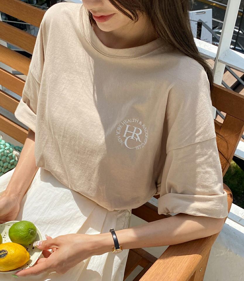 刺繍ロゴスリットTシャツ・全3色・t00586 レディース 【tops】トップス Tシャツ 半袖 ハーフスリーブ ロゴ スリット 刺繍 シンプル カジュアル ラフ 大人 ワンポイント 春 夏 韓国ファッション