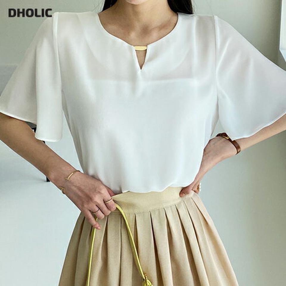 【10%OFF】メタルプレートネックフレアスリーブブラウス・全2色・t72076 レディース 【bl】ブラウス トップス 半袖 オフィスカジュアル 単色 メタル フレア 高級感 上品 春 夏 きれいめ 大人 二の腕カバー フェミニン 韓国ファッション ハイホリHIHOLLI セール SALE