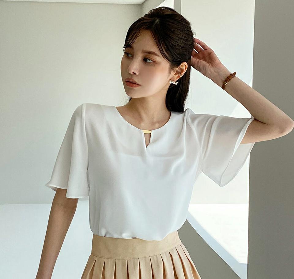 【10%OFF】メタルプレートネックフレアスリーブブラウス・全2色・t72076 レディース 【bl】ブラウス トップス 半袖 オフィスカジュアル 単色 メタル フレア 高級感 上品 春 夏 きれいめ 大人 二の腕カバー フェミニン 韓国ファッション ハイホリHIHOLLI セール SALE