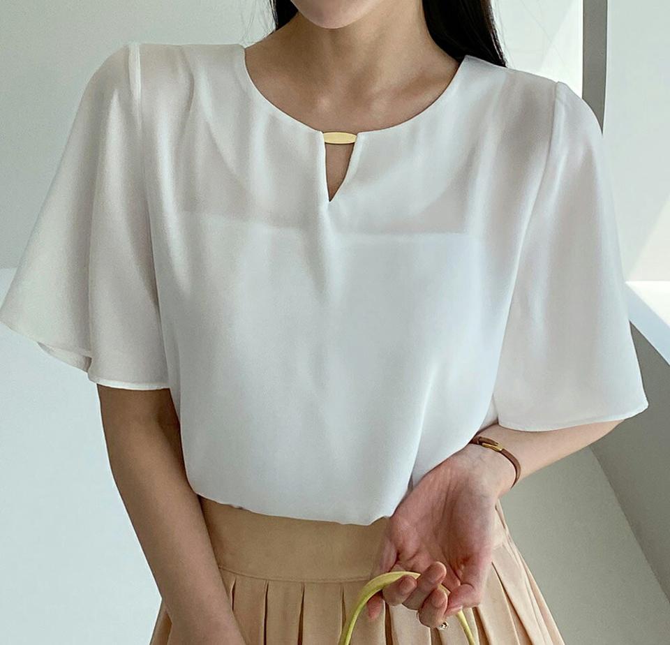 【10%OFF】メタルプレートネックフレアスリーブブラウス・全2色・t72076 レディース 【bl】ブラウス トップス 半袖 オフィスカジュアル 単色 メタル フレア 高級感 上品 春 夏 きれいめ 大人 二の腕カバー フェミニン 韓国ファッション ハイホリHIHOLLI セール SALE