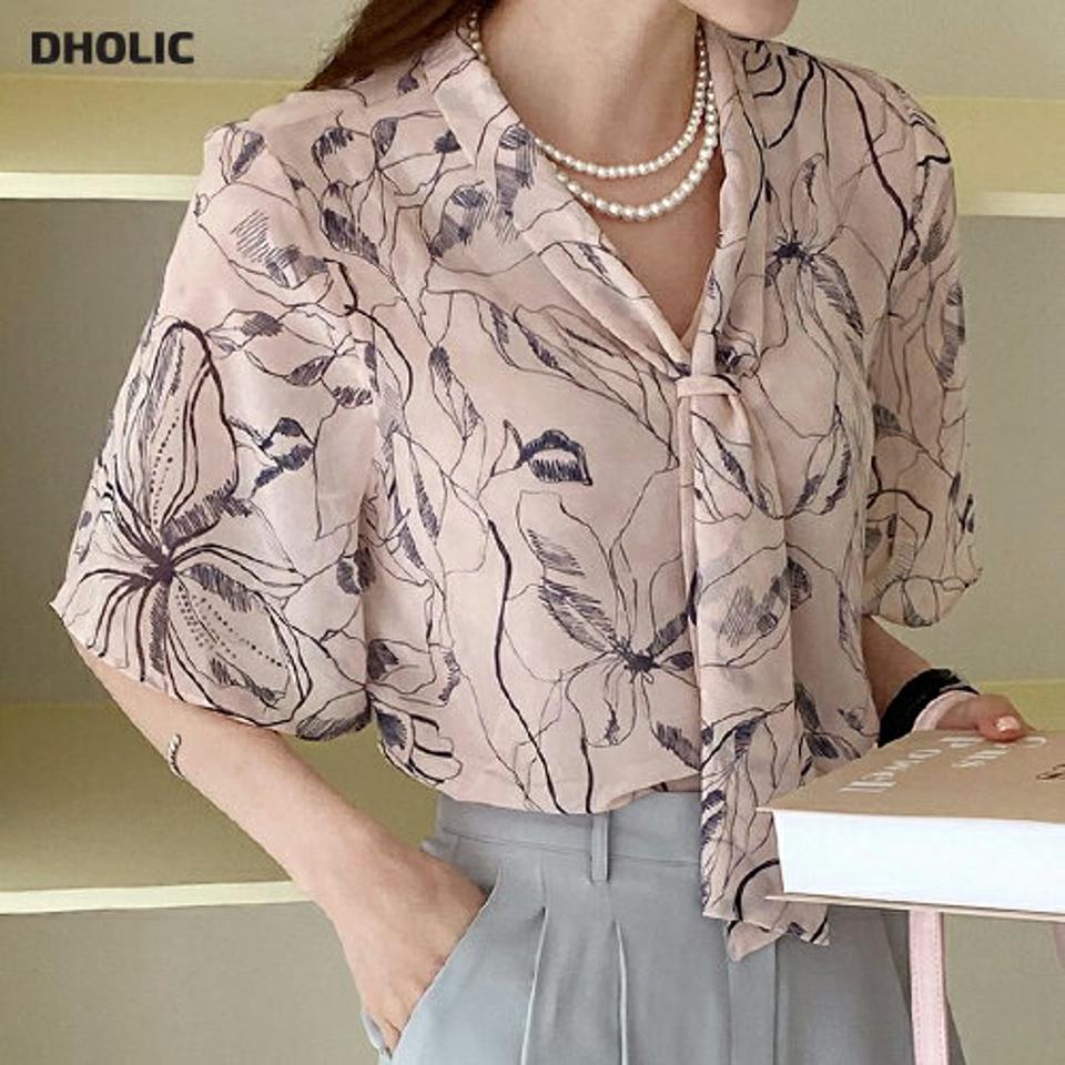 フラワーパターンVネックリボンブラウス・全2色・t72077 レディース 【bl】ブラウス トップス 半袖 柄 Vネック 鎖骨 デコルテ 花柄 パステル りぼん 体型カバー タイ 春 夏 フェミニン カジュアル 二の腕カバー 韓国ファッション ハイホリHIHOLLI
