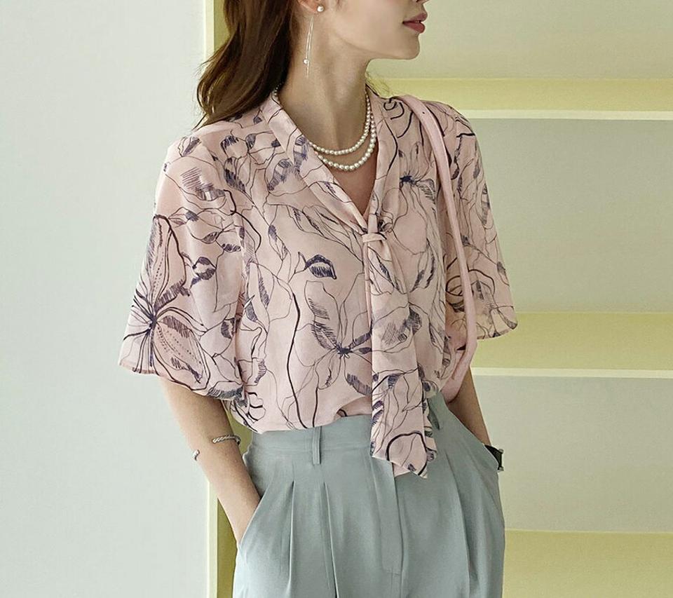フラワーパターンVネックリボンブラウス・全2色・t72077 レディース 【bl】ブラウス トップス 半袖 柄 Vネック 鎖骨 デコルテ 花柄 パステル りぼん 体型カバー タイ 春 夏 フェミニン カジュアル 二の腕カバー 韓国ファッション ハイホリHIHOLLI