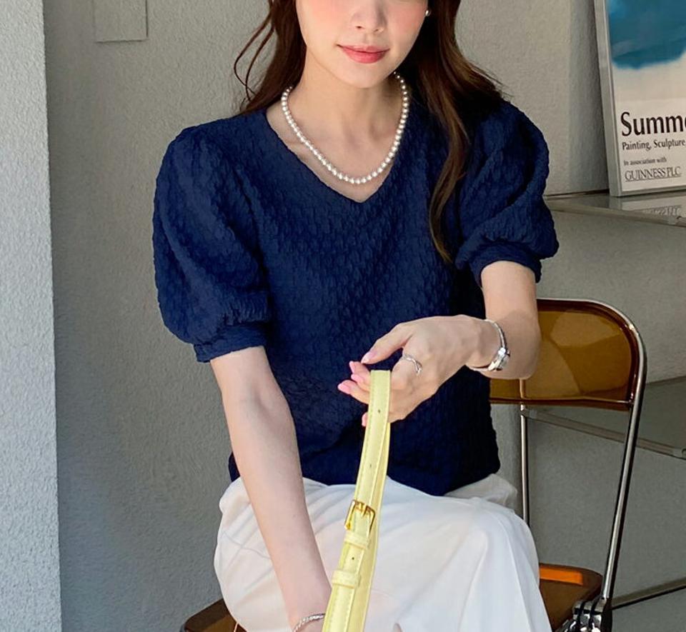 Vネックエンボスパフブラウス・全5色・t72082 レディース 【bl】ブラウス トップス 単色 柄 模様 Vネック 鎖骨 デコルテ 半袖 パフ 伸縮性 クロップド丈 春 夏 フェミニン ガーリー パステル 二の腕カバー ピンク 韓国ファッション ハイホリHIHOLLI