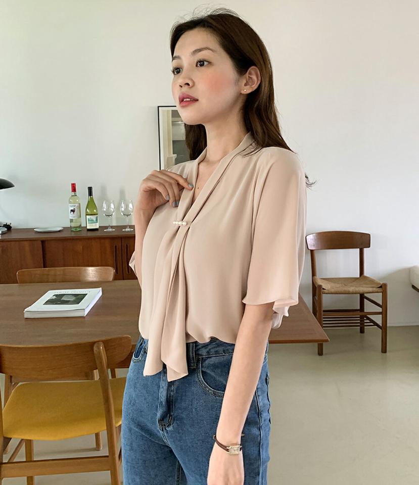 フェイクパールリボンブラウス・全5色・t00873 レディース 【bl】トップス ブラウス 半袖 ハーフスリーブ 襟コン パール 上品 きれいめ オフィスカジュアル 学校行事 シフォンブラウス 無地 シンプル ボウタイ 二の腕カバー 春 夏 ベージュ 韓国ファッション
