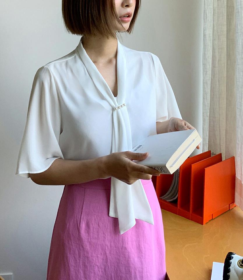 フェイクパールリボンブラウス・全5色・t00873 レディース 【bl】トップス ブラウス 半袖 ハーフスリーブ 襟コン パール 上品 きれいめ オフィスカジュアル 学校行事 シフォンブラウス 無地 シンプル ボウタイ 二の腕カバー 春 夏 ベージュ 韓国ファッション