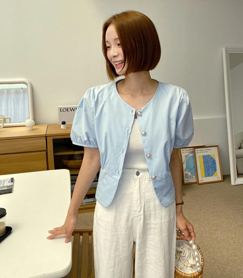 【10%OFF】パール調ボタンパフブラウス・全3色・t00871 レディース 【bl】トップス ブラウス 半袖 パールボタン 単色 無地 シンプル フェミニン きれいめ 上品 大人 パフスリーブ パフ袖 ラウンドネック ギャザー 春 夏 韓国ファッション blsセール