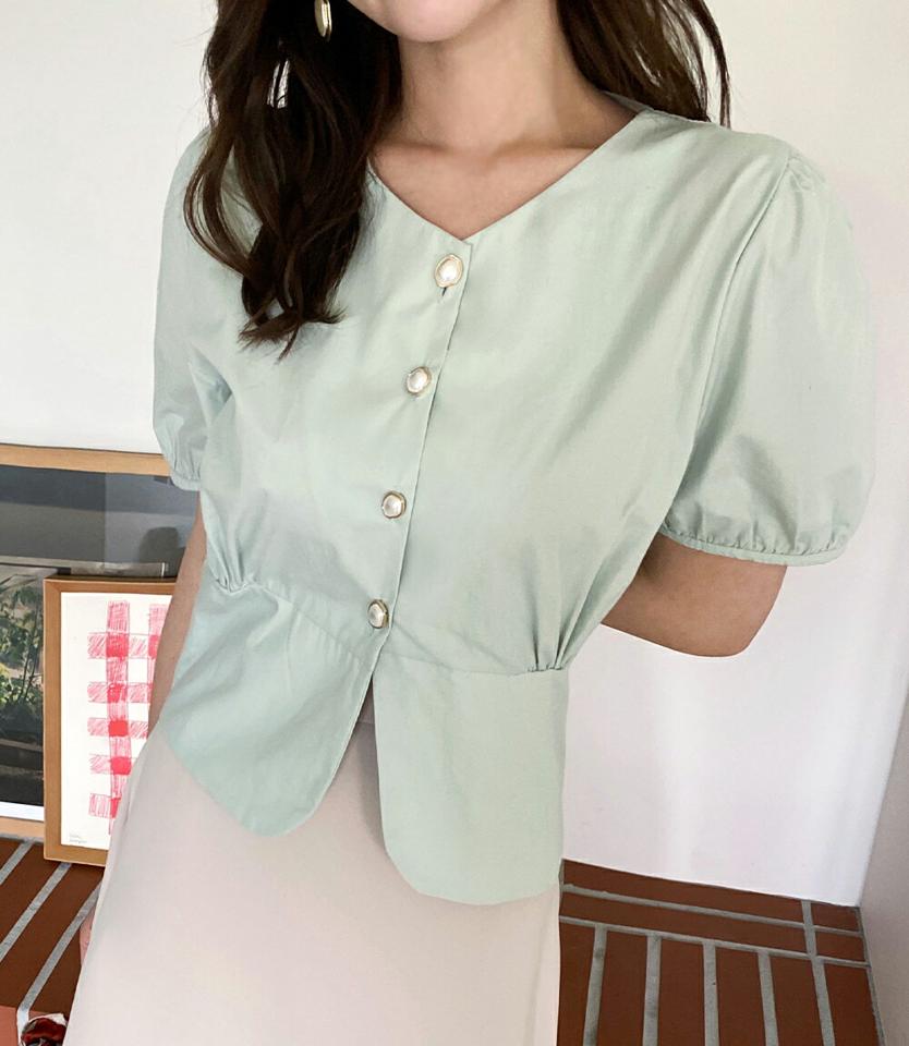 【10%OFF】パール調ボタンパフブラウス・全3色・t00871 レディース 【bl】トップス ブラウス 半袖 パールボタン 単色 無地 シンプル フェミニン きれいめ 上品 大人 パフスリーブ パフ袖 ラウンドネック ギャザー 春 夏 韓国ファッション blsセール
