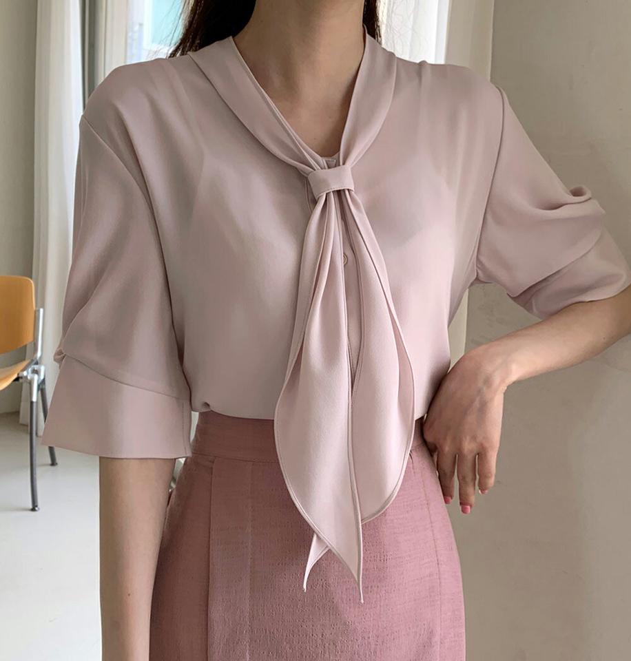 【10%OFF】リボンボタンブラウス・全3色・t72290 レディース 【bl】ブラウス トップス 単色 無地 シンプル 襟 りぼん タイ オフィスカジュアル Vネック パフスリーブ パフ袖 春 夏 フェミニン 二の腕カバー 大人っぽ 上品 韓国ファッション ハイホリHIHOLLI セール SALE