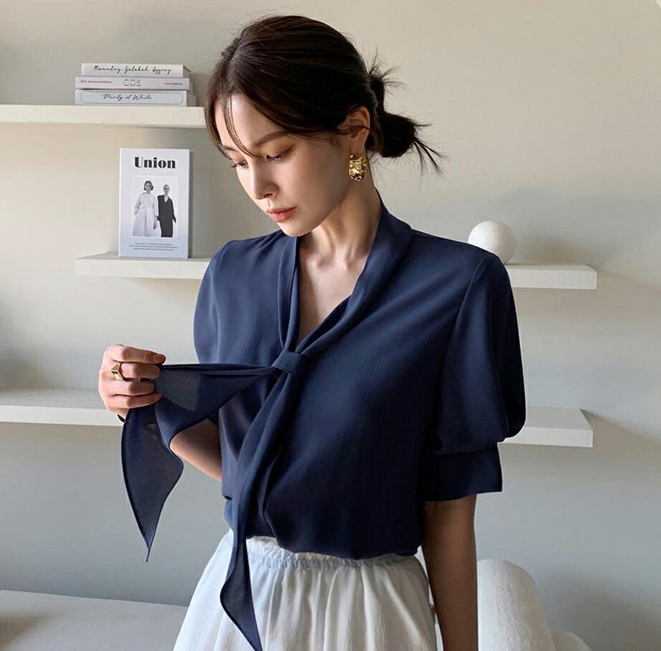 【10%OFF】リボンボタンブラウス・全3色・t72290 レディース 【bl】ブラウス トップス 単色 無地 シンプル 襟 りぼん タイ オフィスカジュアル Vネック パフスリーブ パフ袖 春 夏 フェミニン 二の腕カバー 大人っぽ 上品 韓国ファッション ハイホリHIHOLLI セール SALE