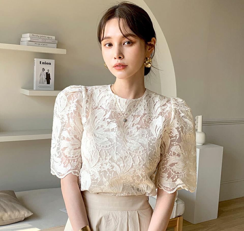 キャミ付レースブラウス・全2色・t72288 レディース 【bl】ブラウス トップス キャミソール キャミ セット 半袖 レース 柄 模様 総柄 透け感 シアー 二の腕カバー 春 夏 クロップド丈 フェミニン 高級感 大人っぽ 韓国ファッション ハイホリHIHOLLI