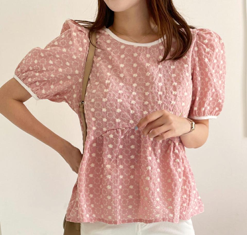 ≪人気商品再入荷≫ペプラムフラワーパンチングブラウス・全3色・b00623 レディース 【bl】トップス ブラウス 半袖 ペプラムトップス 花柄 パンチング 可愛い ガーリー ピンク レース 総レース パフ袖 パフスリーブ 体型カバー お腹カバー 春 夏 韓国ファッション