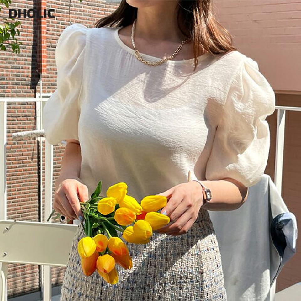 スリーブシャーリングブラウス・全2色・b00626 レディース 【bl】トップス ブラウス 半袖 ハーフスリーブ シャーリング 袖コン 二の腕カバー 単色 シンプル 上品 きれいめ フェミニン 大人 ラウンドネック サテン 春 夏 韓国ファッション