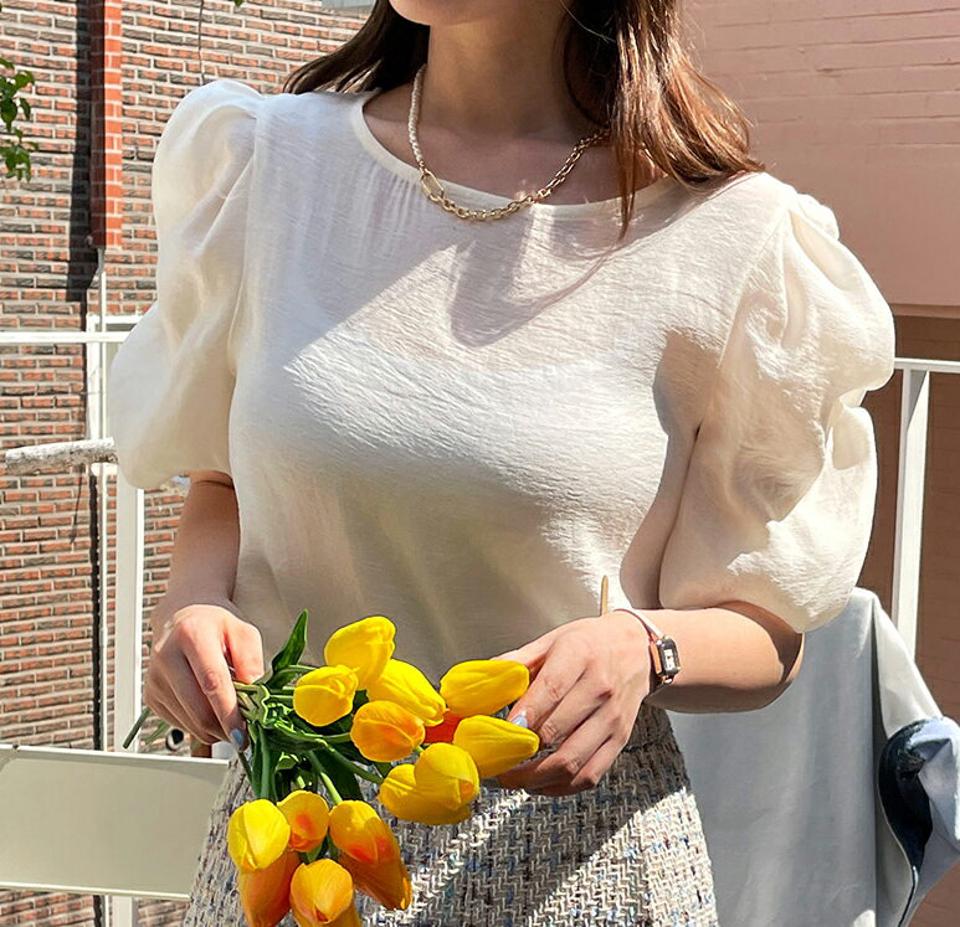 スリーブシャーリングブラウス・全2色・b00626 レディース 【bl】トップス ブラウス 半袖 ハーフスリーブ シャーリング 袖コン 二の腕カバー 単色 シンプル 上品 きれいめ フェミニン 大人 ラウンドネック サテン 春 夏 韓国ファッション