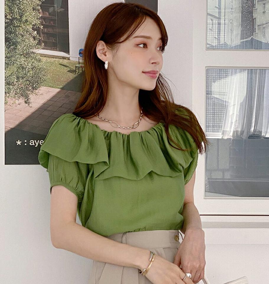 2WAYフリルブラウス・全4色・t00556 レディース 【bl】ブラウス トップス 半袖 単色 無地 シンプル 2WAY オフショルダー デコルテ 肌見せ 前後着用 春 夏 二の腕カバー カジュアル 緑 カーキ かわいい 可愛い 韓国ファッション ハイホリHIHOLLI