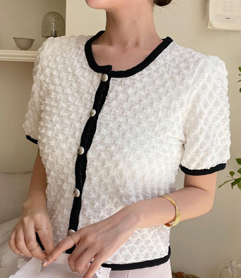 配色ラインエンボスブラウス・全4色・t67424 レディース 【bl】トップス ブラウス 半袖 エンボス ユニーク 大人 シック 配色 きれいめ クロップド丈 パフ袖 パフスリーブ ラウンドネック 春 夏 韓国ファッション