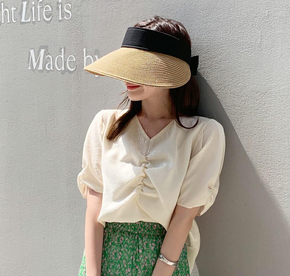 Vネックシャーリングブラウス・全4色・b67425 レディース 【bl】トップス ブラウス 半袖 ハーフスリーブ シャーリング Vネック 単色 無地 フェミニン きれいめ Vネック ゴム 大人 春 夏 韓国ファッション