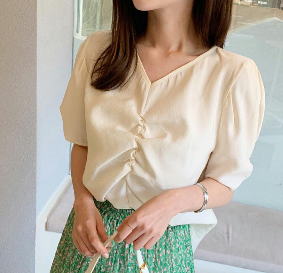 Vネックシャーリングブラウス・全4色・b67425 レディース 【bl】トップス ブラウス 半袖 ハーフスリーブ シャーリング Vネック 単色 無地 フェミニン きれいめ Vネック ゴム 大人 春 夏 韓国ファッション