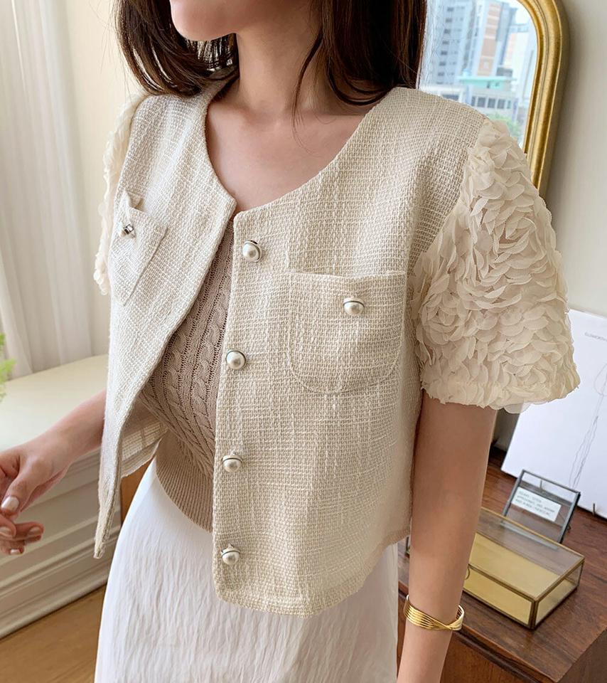 フラワーモチーフパフボタンブラウス・全2色・t67426 レディース 【bl】トップス ブラウス 半袖 袖コン 花 フェミニン かわいい 可愛い パフ袖 パールボタン 上品 大人 結婚式 学校行事 ラウンドネック クロップド丈 春 夏 ベージュ 異素材ミックス 韓国ファッション