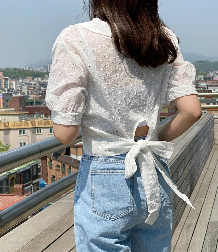 バックリボンアイレットレースブラウス・全1色・t66679 レディース 【bl】トップス ブラウス 半袖 ハーフスリーブ アイレット バックシャン りぼん かわいい 可愛い 背中見せ ガーリー パフ袖 パフスリーブ 春 夏 韓国ファッション