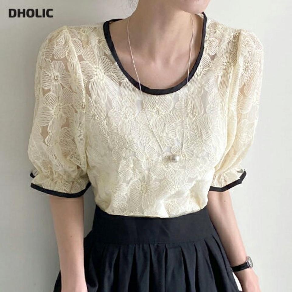 配色フラワーレースパフブラウス・全2色・b72078 レディース 【bl】ブラウス トップス 半袖 配色 柄 模様 ライン モノトーン 花柄 レース 透け感 シアー パフ袖 パフスリーブ 春 夏 フェミニン 上品 二の腕カバー 韓国ファッション ハイホリHIHOLLI