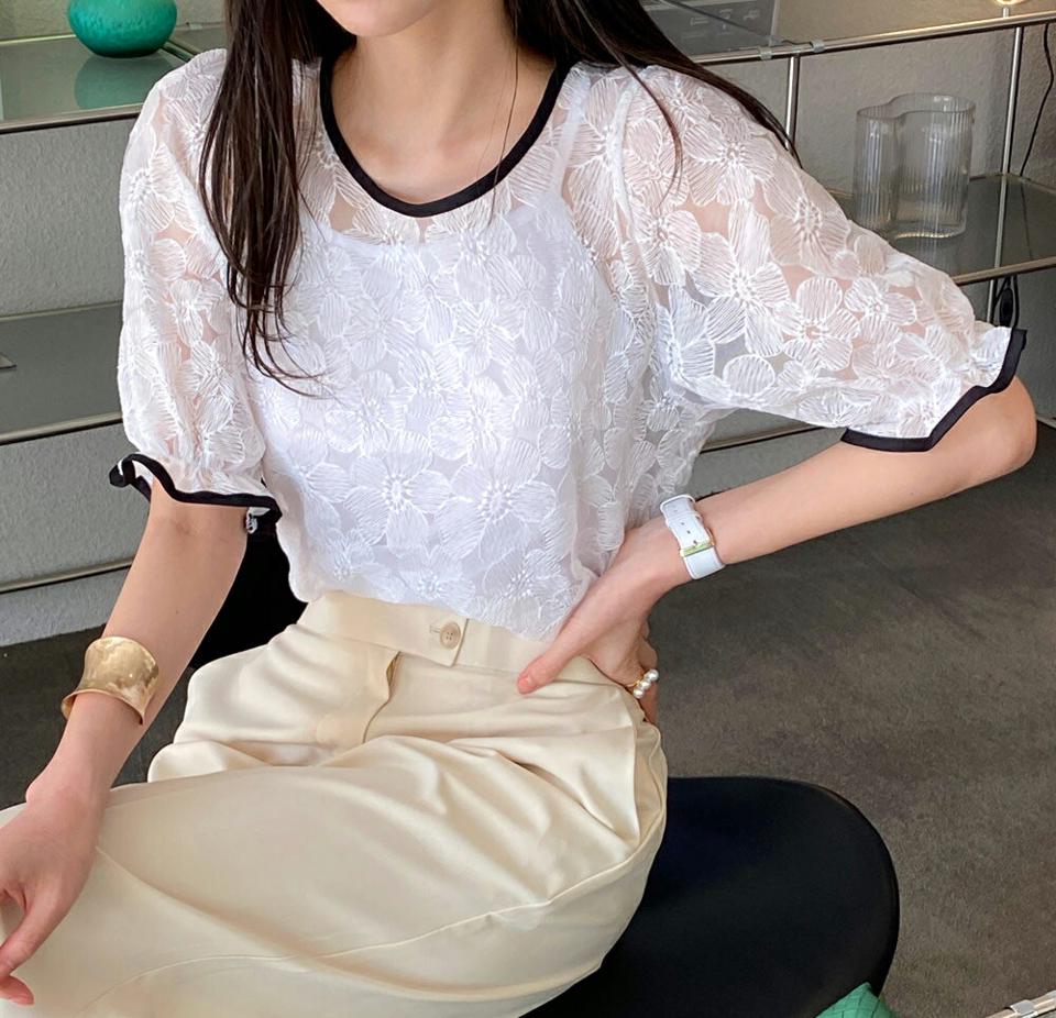 配色フラワーレースパフブラウス・全2色・b72078 レディース 【bl】ブラウス トップス 半袖 配色 柄 模様 ライン モノトーン 花柄 レース 透け感 シアー パフ袖 パフスリーブ 春 夏 フェミニン 上品 二の腕カバー 韓国ファッション ハイホリHIHOLLI