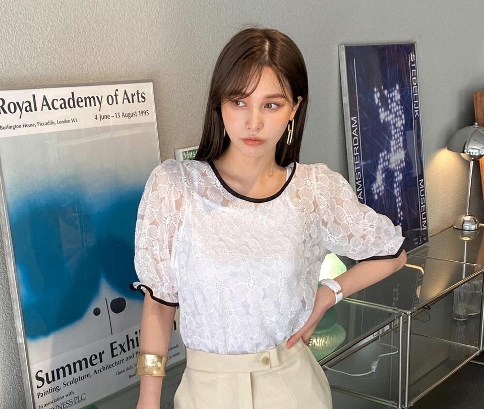 配色フラワーレースパフブラウス・全2色・b72078 レディース 【bl】ブラウス トップス 半袖 配色 柄 模様 ライン モノトーン 花柄 レース 透け感 シアー パフ袖 パフスリーブ 春 夏 フェミニン 上品 二の腕カバー 韓国ファッション ハイホリHIHOLLI