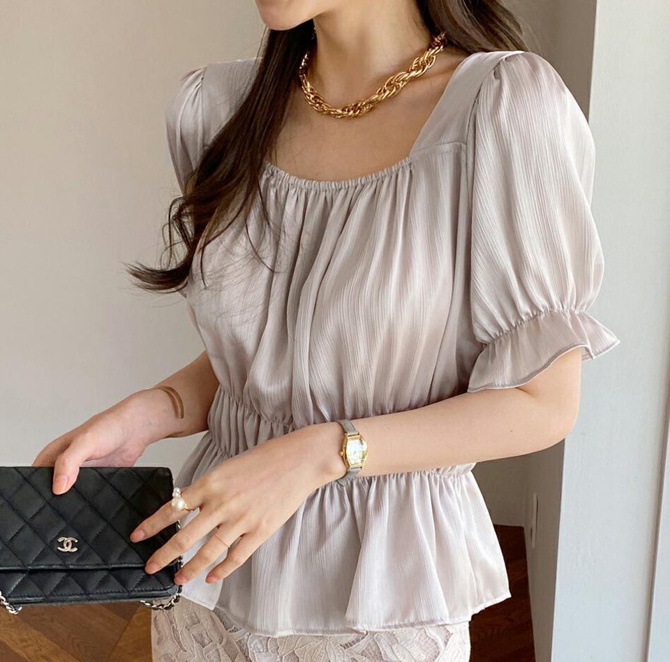 サテンシャーリングブラウス・全3色・t72114 レディース 【bl】ブラウス トップス 半袖 単色 無地 光沢 サテン シャーリング スクエアネック 鎖骨 デコルテ パフ クロップド丈 春 夏 フェミニン ガーリー 韓国ファッション ハイホリHIHOLLI