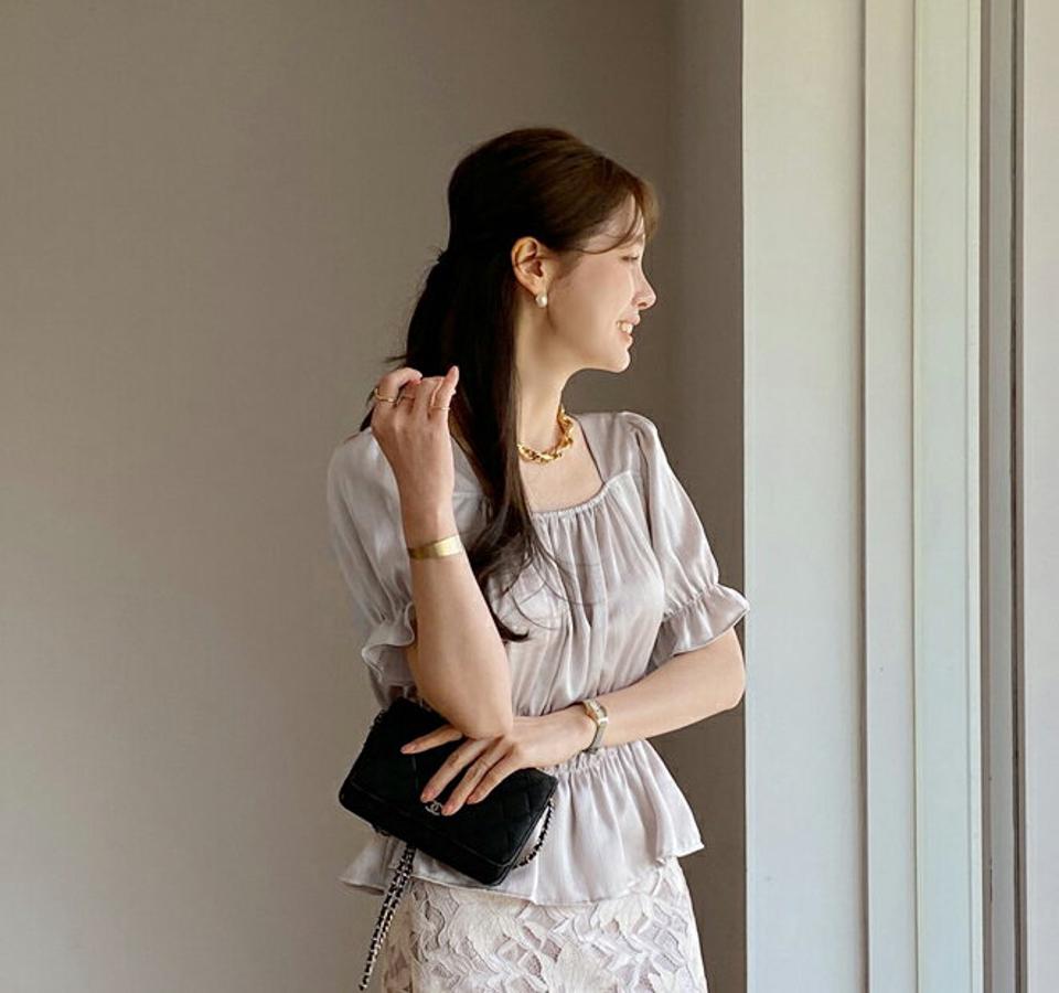 サテンシャーリングブラウス・全3色・t72114 レディース 【bl】ブラウス トップス 半袖 単色 無地 光沢 サテン シャーリング スクエアネック 鎖骨 デコルテ パフ クロップド丈 春 夏 フェミニン ガーリー 韓国ファッション ハイホリHIHOLLI