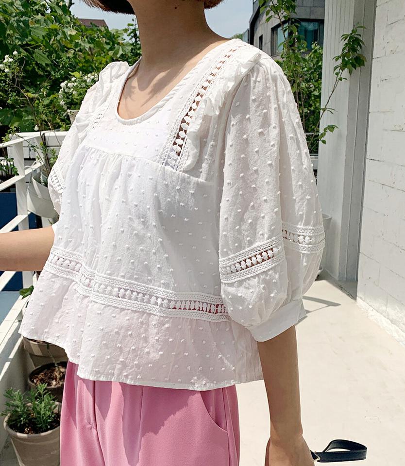 ドットテクスチャーレースラインブラウス・全3色・t00667 レディース 【bl】トップス ブラウス 半袖 ハーフスリーブ 体型カバー レース ドット ガーリー かわいい パフ袖 パフスリーブ ギャザー パンチング ゆったり フレア 春 夏 韓国ファッション