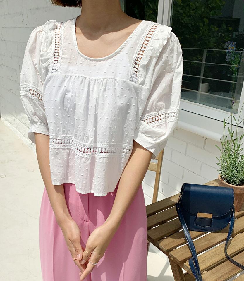 ドットテクスチャーレースラインブラウス・全3色・t00667 レディース 【bl】トップス ブラウス 半袖 ハーフスリーブ 体型カバー レース ドット ガーリー かわいい パフ袖 パフスリーブ ギャザー パンチング ゆったり フレア 春 夏 韓国ファッション