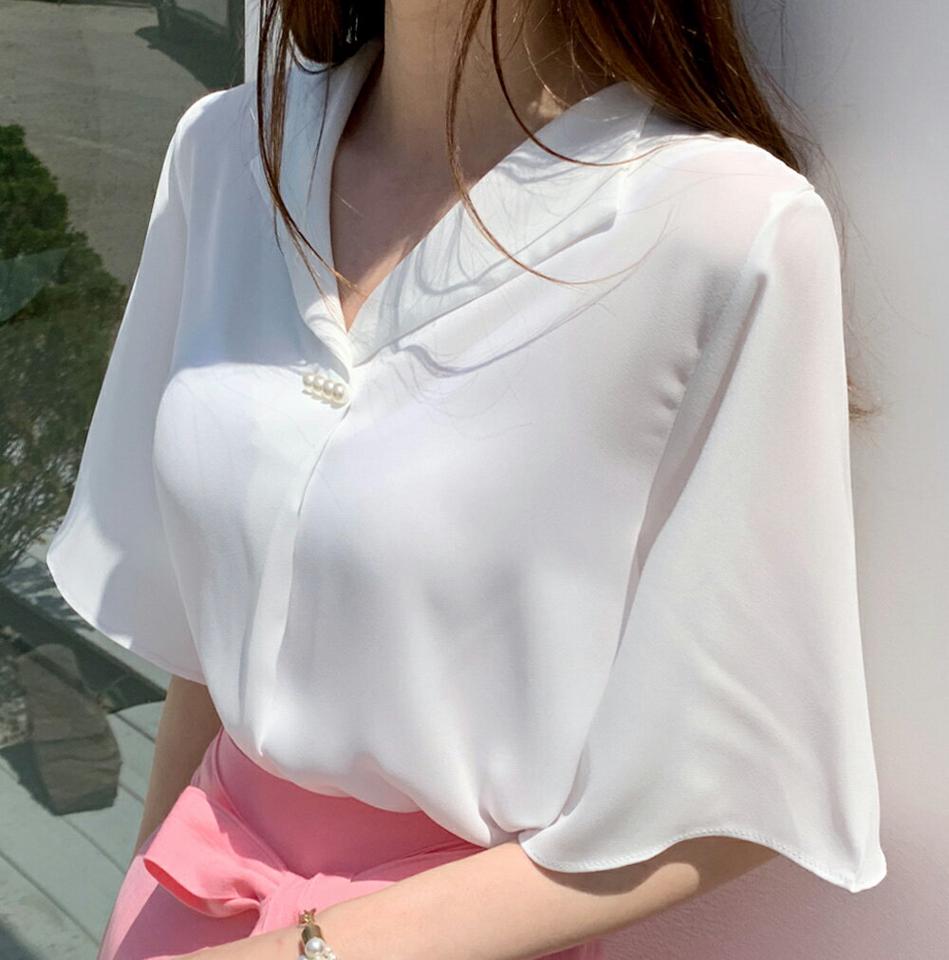 パール調ポイントブラウス・全3色・t72339 レディース 【bl】ブラウス トップス 単色 無地 パール調 半袖 二の腕カバー 体型カバー オフィスカジュアル Vネック 襟 鎖骨 デコルテ 春 夏 大人っぽ フェミニン 韓国ファッション ハイホリHIHOLLI