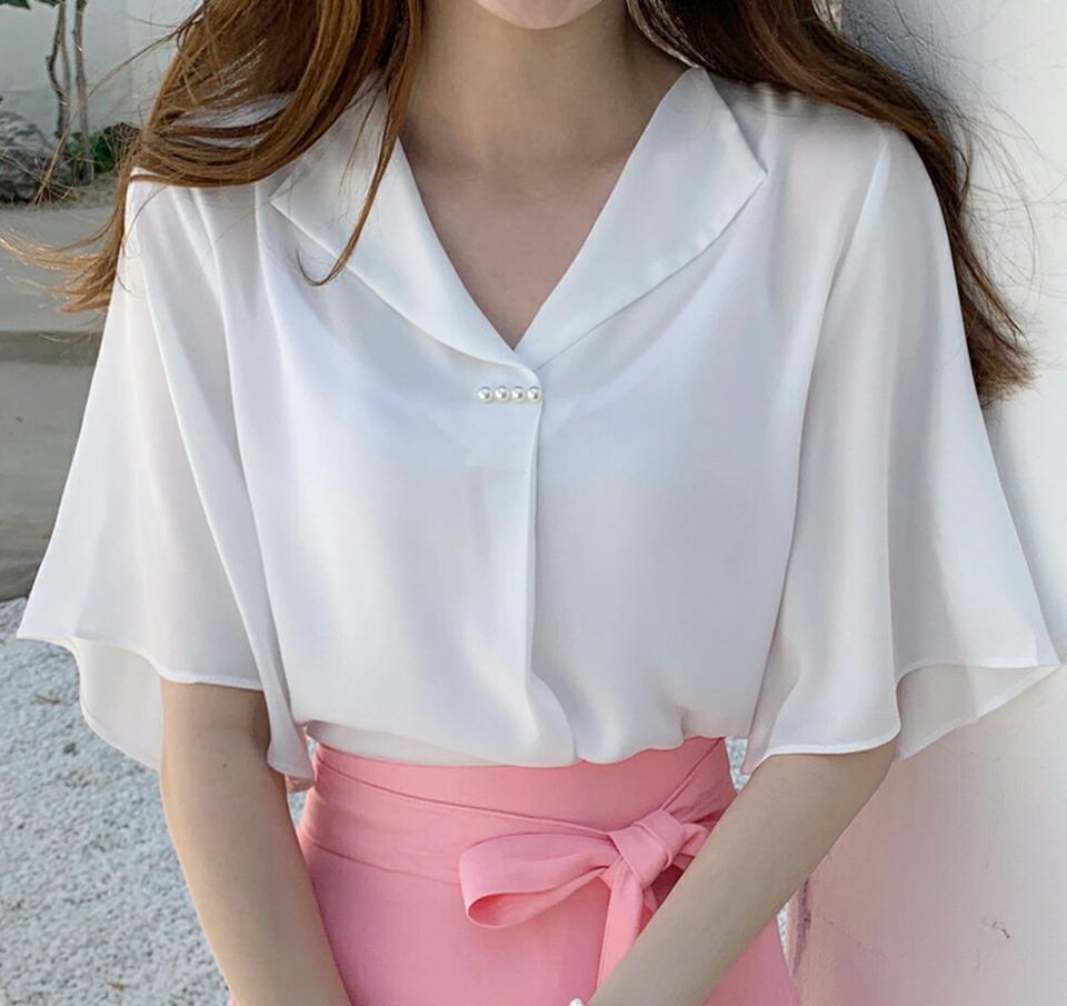 パール調ポイントブラウス・全3色・t72339 レディース 【bl】ブラウス トップス 単色 無地 パール調 半袖 二の腕カバー 体型カバー オフィスカジュアル Vネック 襟 鎖骨 デコルテ 春 夏 大人っぽ フェミニン 韓国ファッション ハイホリHIHOLLI