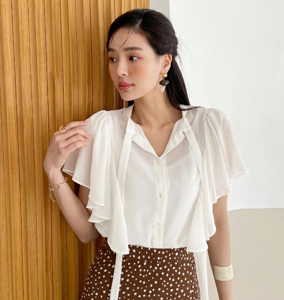 【10%OFF】リボンフリルブラウス・全3色・b72340 レディース 【bl】ブラウス トップス 半袖 単色 無地 シンプル りぼん フリル 二の腕カバー 体型カバー オフィスカジュアル 透け感 サー 春 夏 シフォン フェミニン 上品 紫 韓国ファッション ハイホリHIHOLLI セール SALE