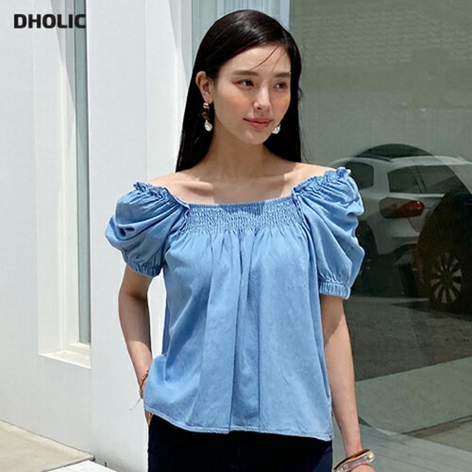 2WAYデニムシャーリングブラウス・全1色・b72342 レディース 【bl】ブラウス トップス 単色 無地 シンプル 2WAY オフショルダー ライトブルー デニム コットン 綿 パフ デコルテ フレア 春 夏 フェミニン カジュアル 韓国ファッション ハイホリHIHOLLI