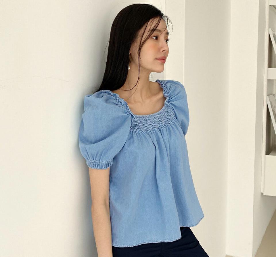 2WAYデニムシャーリングブラウス・全1色・b72342 レディース 【bl】ブラウス トップス 単色 無地 シンプル 2WAY オフショルダー ライトブルー デニム コットン 綿 パフ デコルテ フレア 春 夏 フェミニン カジュアル 韓国ファッション ハイホリHIHOLLI
