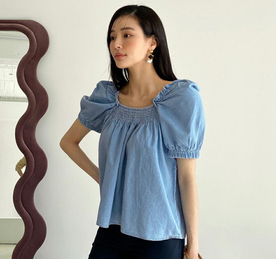 2WAYデニムシャーリングブラウス・全1色・b72342 レディース 【bl】ブラウス トップス 単色 無地 シンプル 2WAY オフショルダー ライトブルー デニム コットン 綿 パフ デコルテ フレア 春 夏 フェミニン カジュアル 韓国ファッション ハイホリHIHOLLI