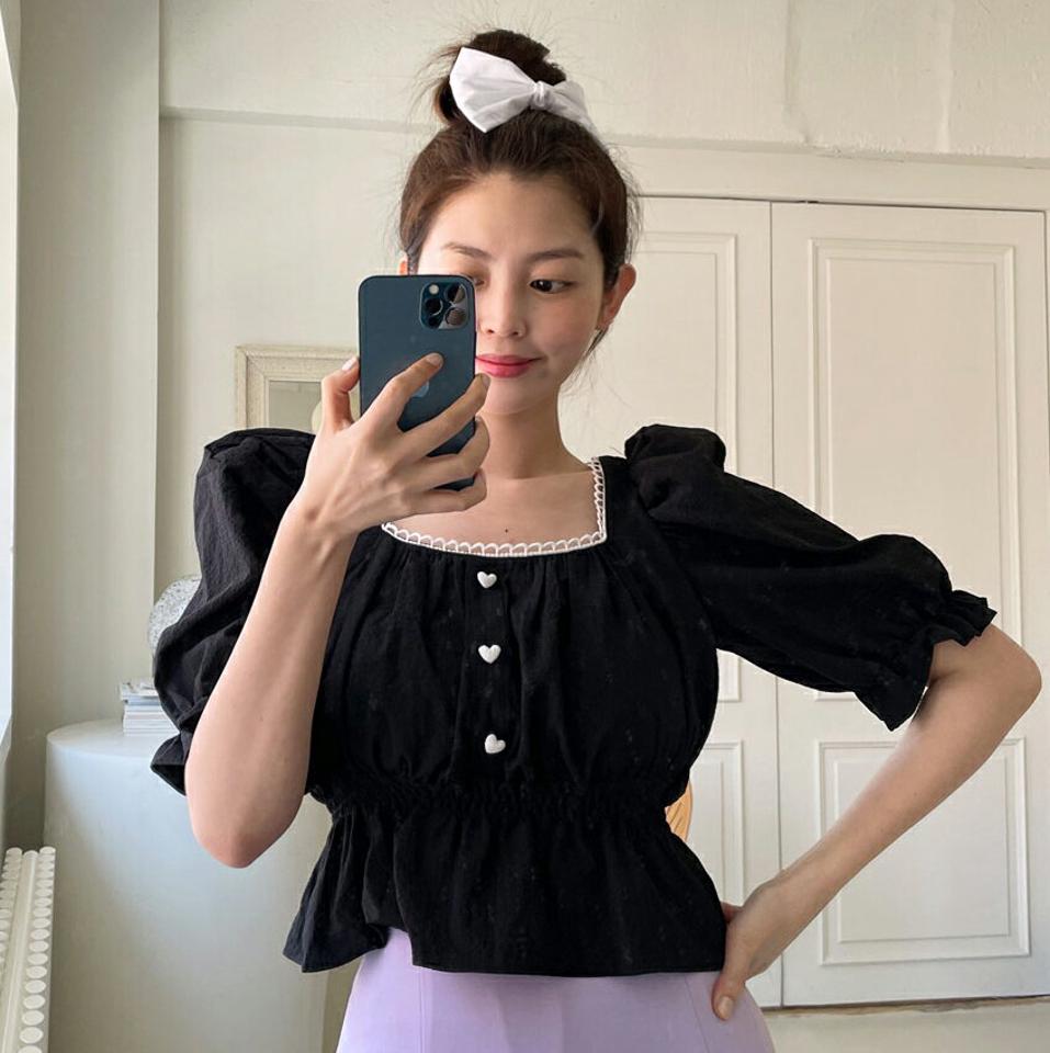 ハートボタンパフブラウス・全2色・b67124 レディース 【bl】トップス ブラウス 半袖 ハーフスリーブ ハート パフスリーブ パフ袖 かわいい 可愛い ガーリー スクエアネック クロップド丈 ウエストゴム 春 夏 韓国ファッション