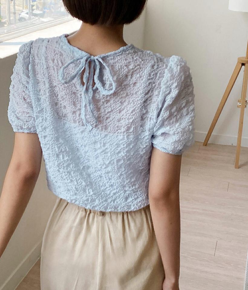 エンボスリボンブラウス・全4色・t66706 レディース 【bl】トップス ブラウス 半袖 ハーフスリーブ エンボス りぼん 透け感 シアー シースルー 大人 かわいい 可愛い リンクル パフ袖 パフスリーブ ラウンドネック 水色 パステル 春 夏 韓国ファッション